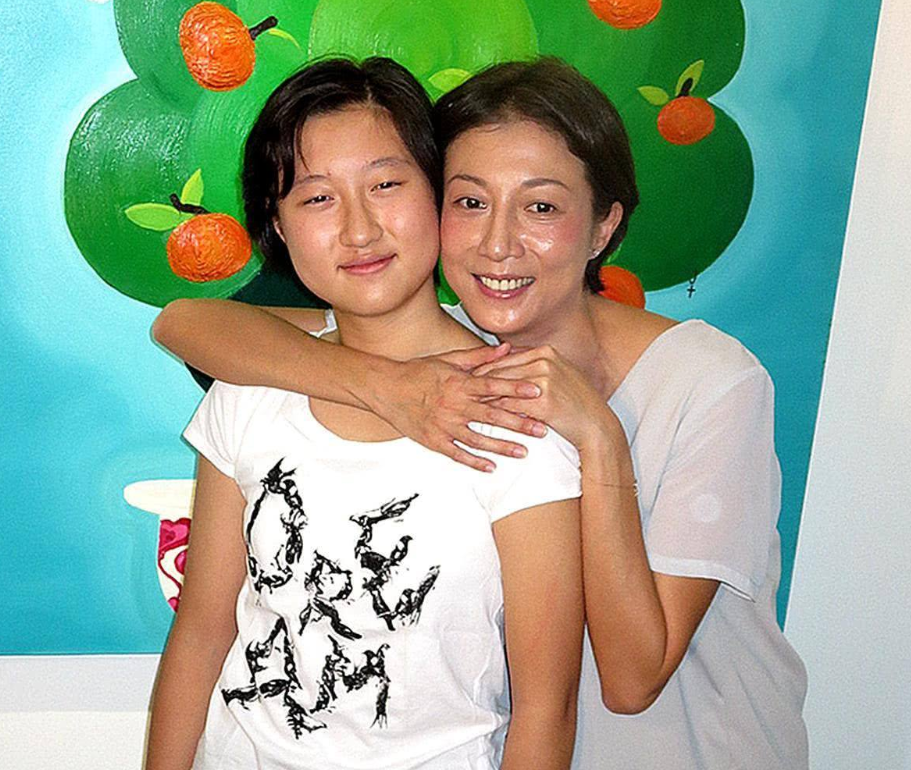 吴绮莉否认向成龙要钱？爆料人再回应：她亲口