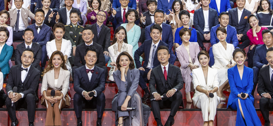 董卿久违现身重登央视舞台 与百名主持合影稳站