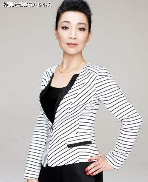 59岁戴春荣近照，与丈夫结婚34年零绯闻，女儿漂