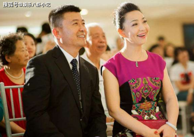 59岁戴春荣近照，与丈夫结婚34年零绯闻，女儿漂