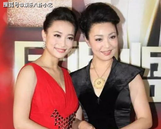 59岁戴春荣近照，与丈夫结婚34年零绯闻，女儿漂
