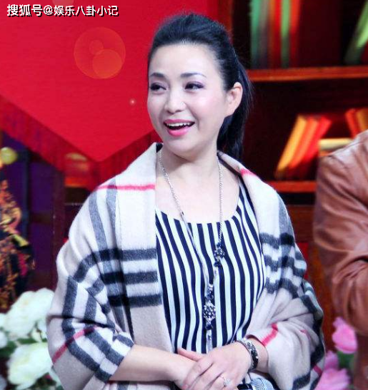 59岁戴春荣近照，与丈夫结婚34年零绯闻，女儿漂