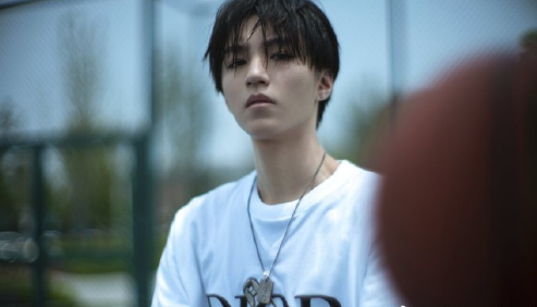 王俊凯设计师否认抄袭后，原创者怒怼粉丝袒护