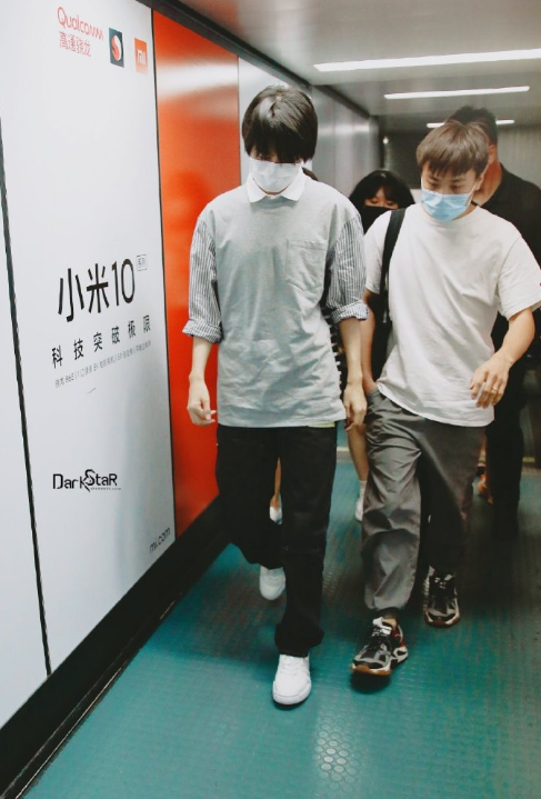 王俊凯设计师否认抄袭后，原创者怒怼粉丝袒护