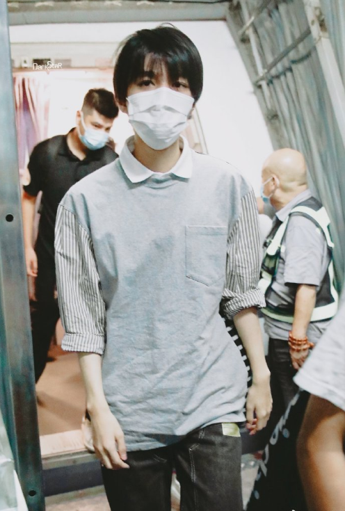 王俊凯设计师否认抄袭后，原创者怒怼粉丝袒护