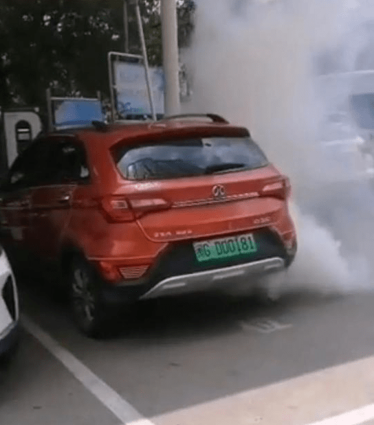 北汽新能源EX360冒烟后遇水爆炸  车体损毁严重