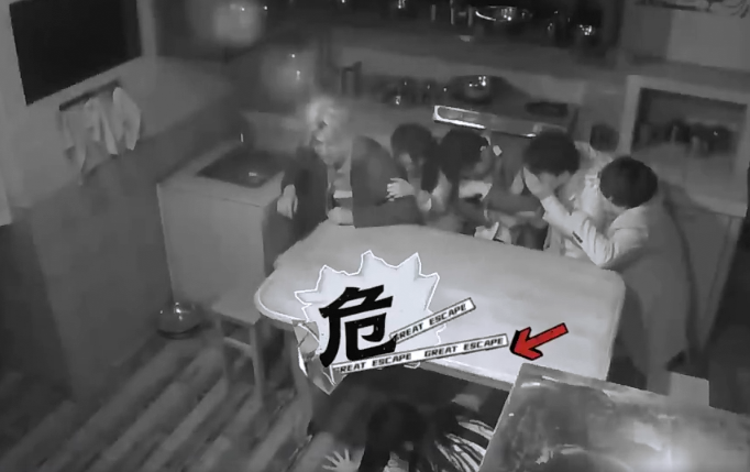 《密室逃脱》邓伦被“摸脚”，眼眶泛红头发炸