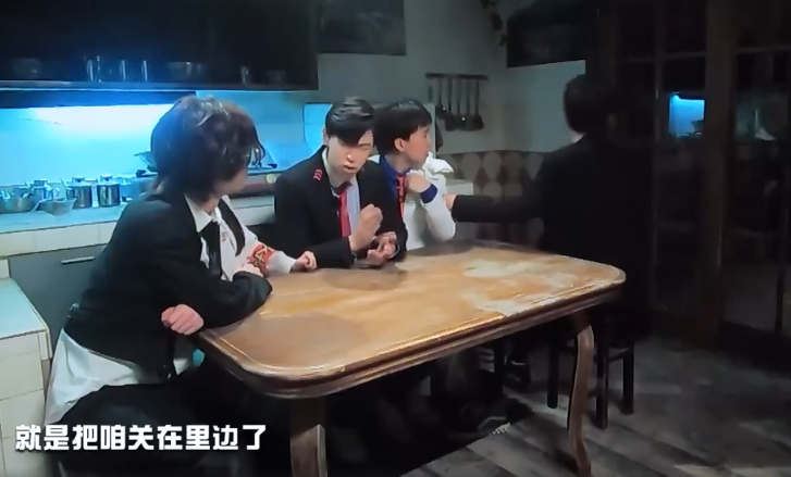 《密室逃脱》邓伦被“摸脚”，眼眶泛红头发炸