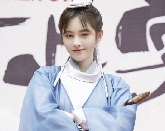 贾玲槽鞠婧祎心机重鞋底高，化妆师说她耍大牌