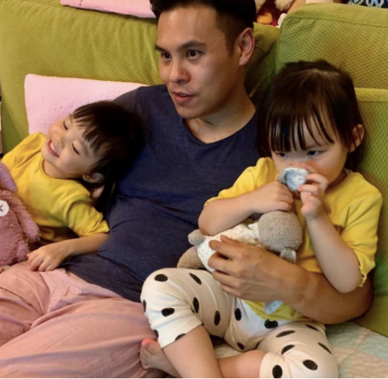 不当天王嫂也幸福，熊黛林老公晒娃游泳，上亿