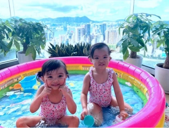 不当天王嫂也幸福，熊黛林老公晒娃游泳，上亿
