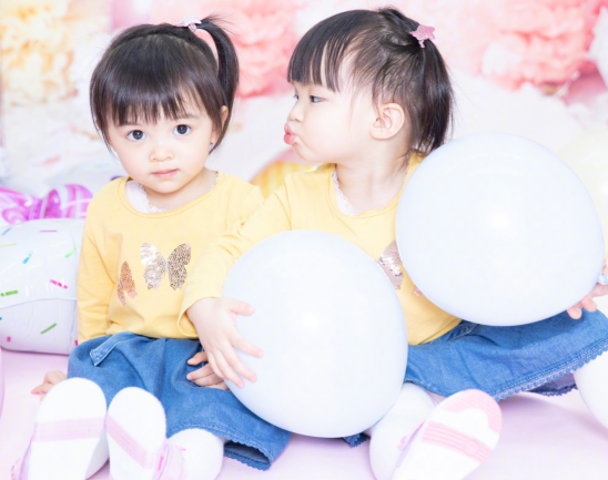 不当天王嫂也幸福，熊黛林老公晒娃游泳，上亿