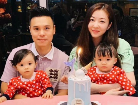 不当天王嫂也幸福，熊黛林老公晒娃游泳，上亿