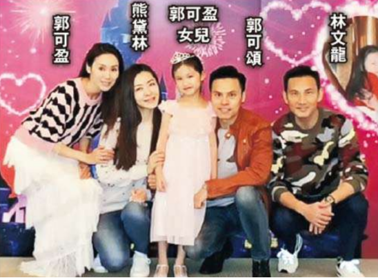 不当天王嫂也幸福，熊黛林老公晒娃游泳，上亿