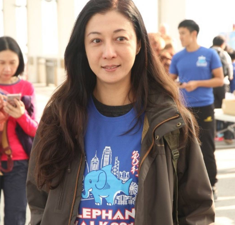 吴绮莉否认向成龙要钱？爆料人再回应：她亲口