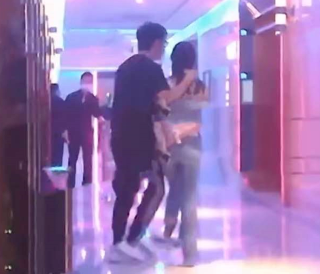 王岳伦壁咚事件再升级，和李湘的夫妻店解体，