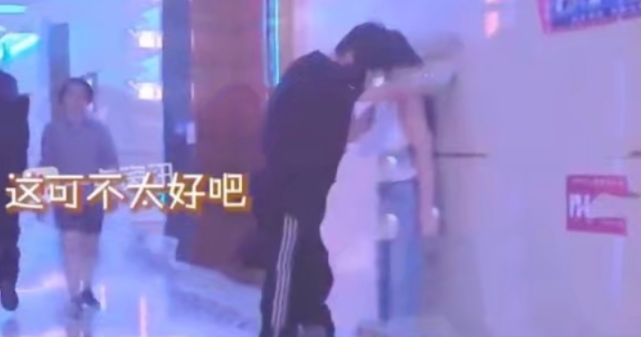 王岳伦壁咚事件再升级，和李湘的夫妻店解体，