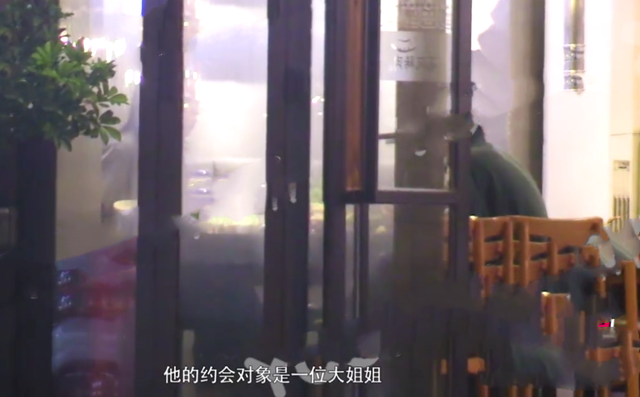 丁禹兮与神秘女子共进晚餐，女方贴心为他烤肉