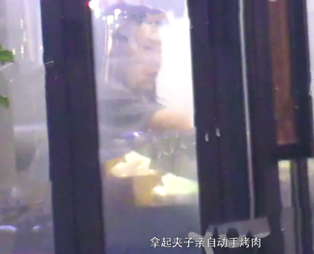 丁禹兮与神秘女子共进晚餐，女方贴心为他烤肉