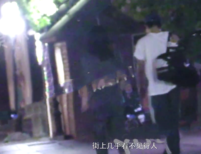 丁禹兮与神秘女子共进晚餐，女方贴心为他烤肉