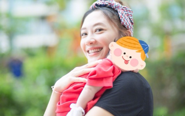 应采儿晒一家四口合影，与陈小春一人抱一娃，