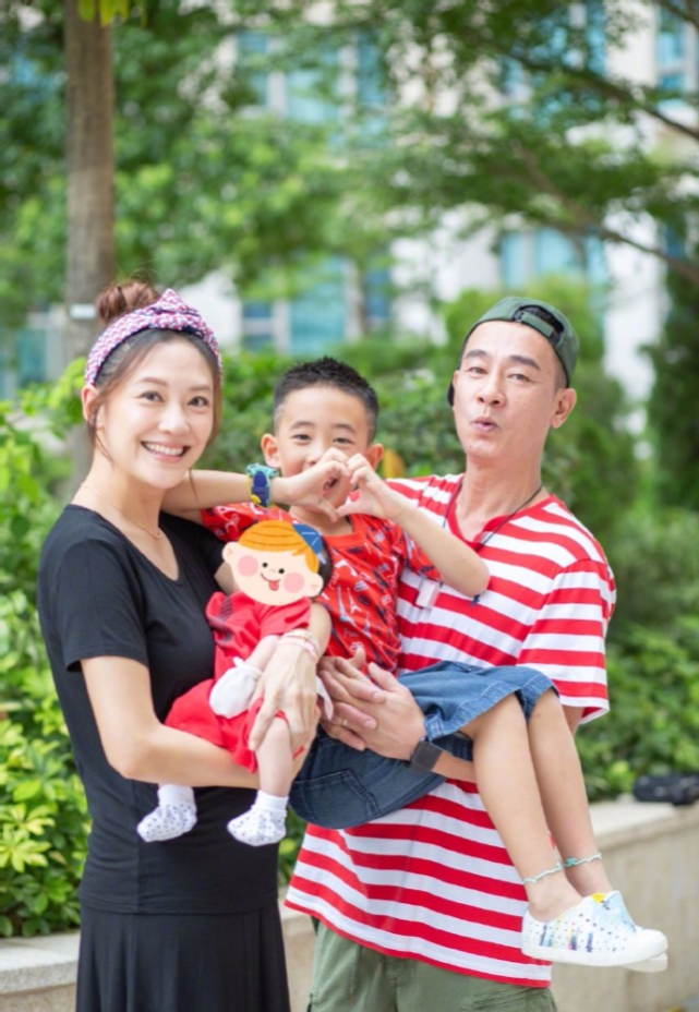 应采儿晒一家四口合影，与陈小春一人抱一娃，