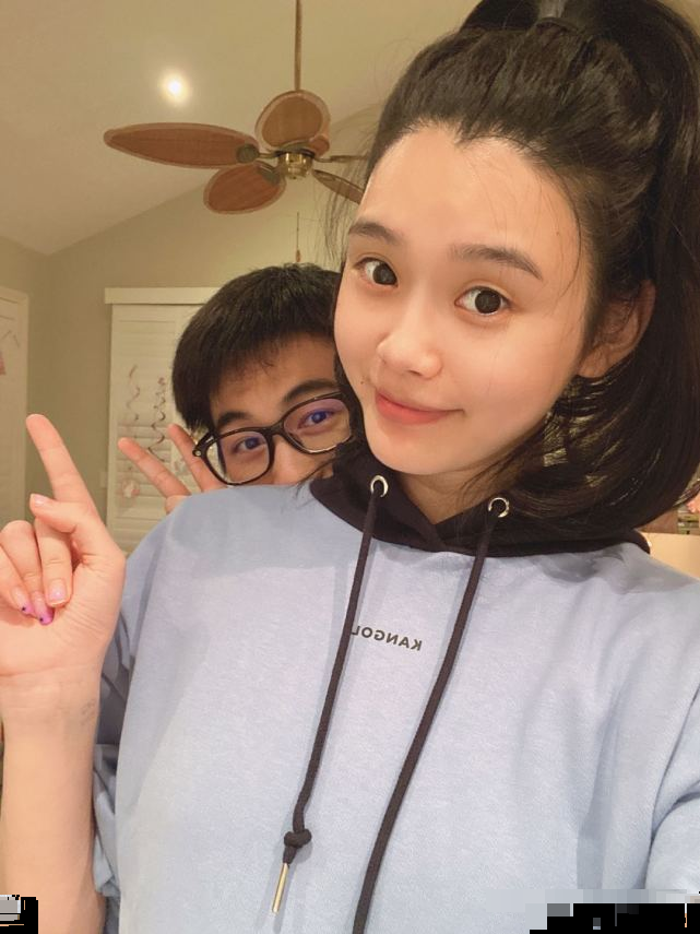 奚梦瑶脚踏六千元球鞋现身上海街头，网友惊讶