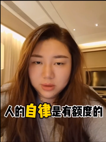 杨天真切胃后现身，虚弱到直不起腰走路要扶，