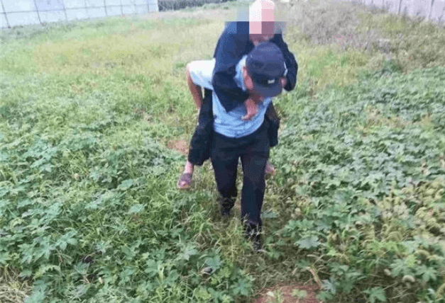 身边:老人外出迷路,平阴民警施以援手