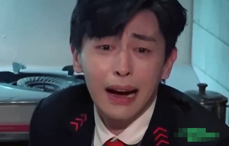 《密室逃脱》邓伦被“摸脚”,眼眶泛红头发炸