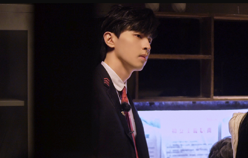 《密室逃脱》邓伦被“摸脚”,眼眶泛红头发炸