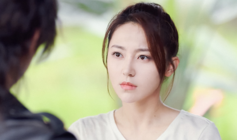 “盗墓”女主角都要穿深色背心？黄梦莹穿搭另