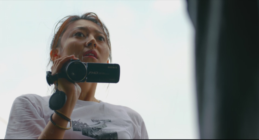 “盗墓”女主角都要穿深色背心？黄梦莹穿搭另