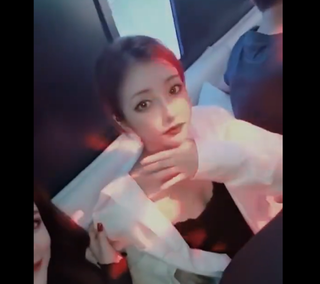 王思聪前女友豆得儿和秦奋在一起了？一同唱k，