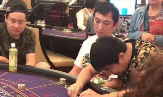 王思聪前女友豆得儿和秦奋在一起了？一同唱k，