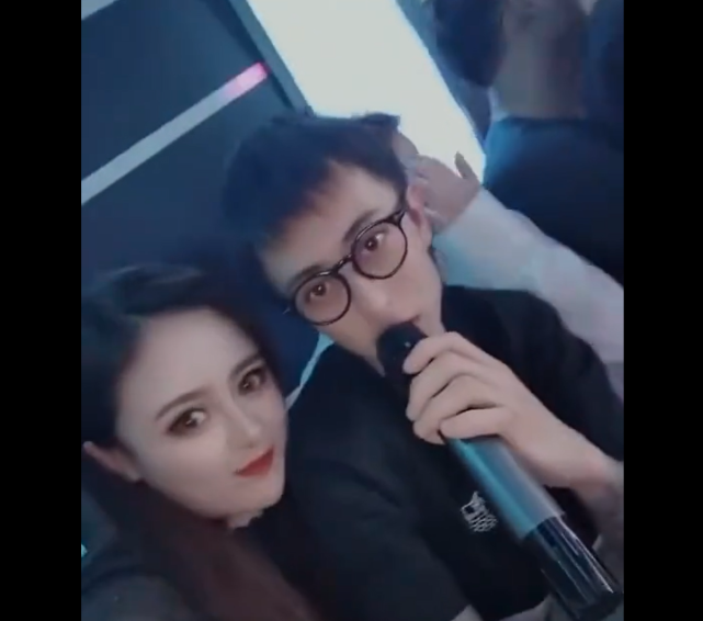 王思聪前女友豆得儿和秦奋在一起了？一同唱k，