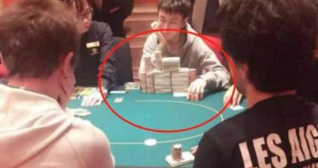 王思聪前女友豆得儿和秦奋在一起了？一同唱k，