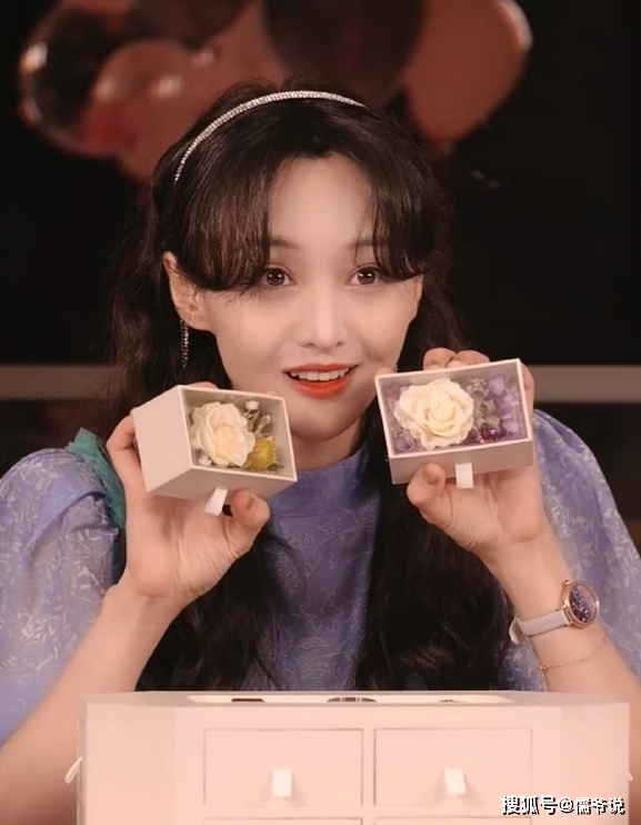 郑爽又放飞自我！直播发飙气走两位助播，导致