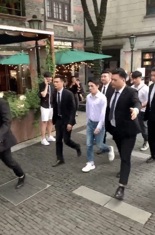 51岁于谦出行排场大,保安驱赶路人惹众怒,于谦