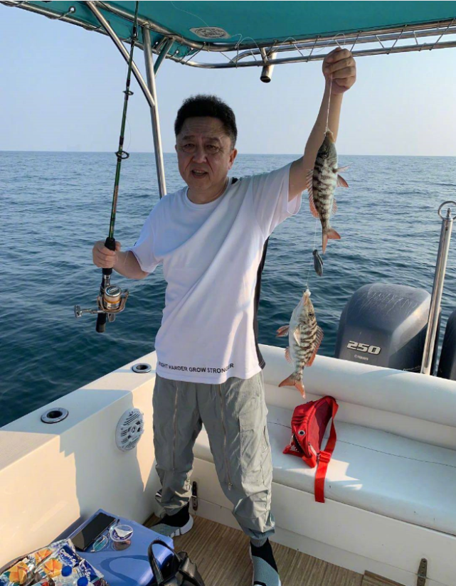 51岁于谦出行排场大,保安驱赶路人惹众怒,于谦