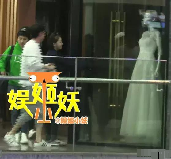 周冬雨唐培彦举止亲密，疑似恋情曝光，周冬雨