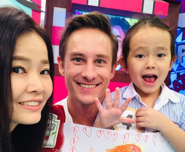 男星七夕宣布与八年妻子早已离婚，儿子毫不知