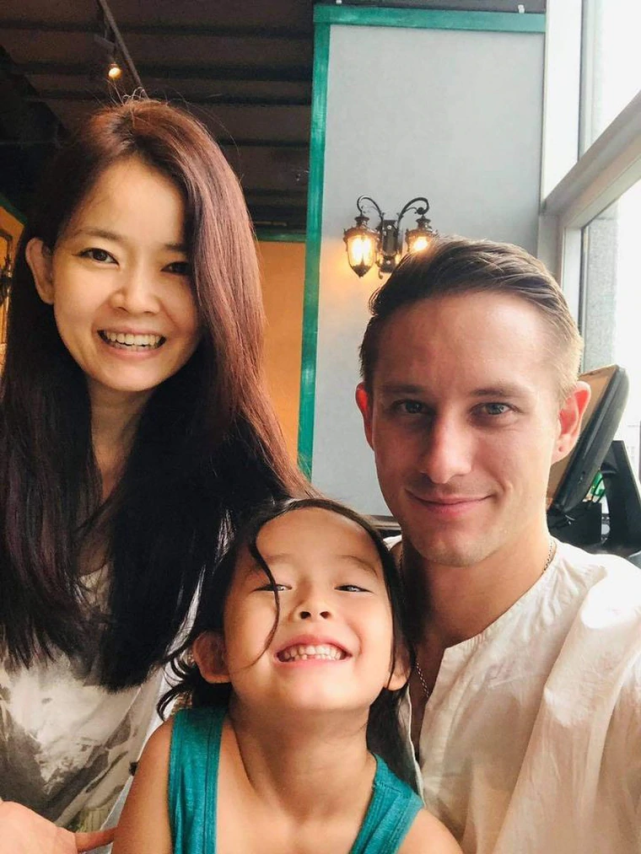 男星七夕宣布与八年妻子早已离婚，儿子毫不知