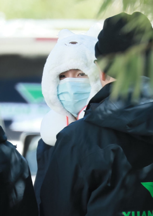 王源做公益为吃棒棒糖把口罩戳了个洞，网友调