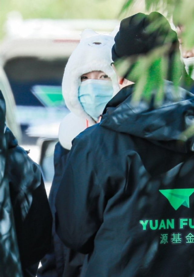 王源做公益为吃棒棒糖把口罩戳了个洞，网友调