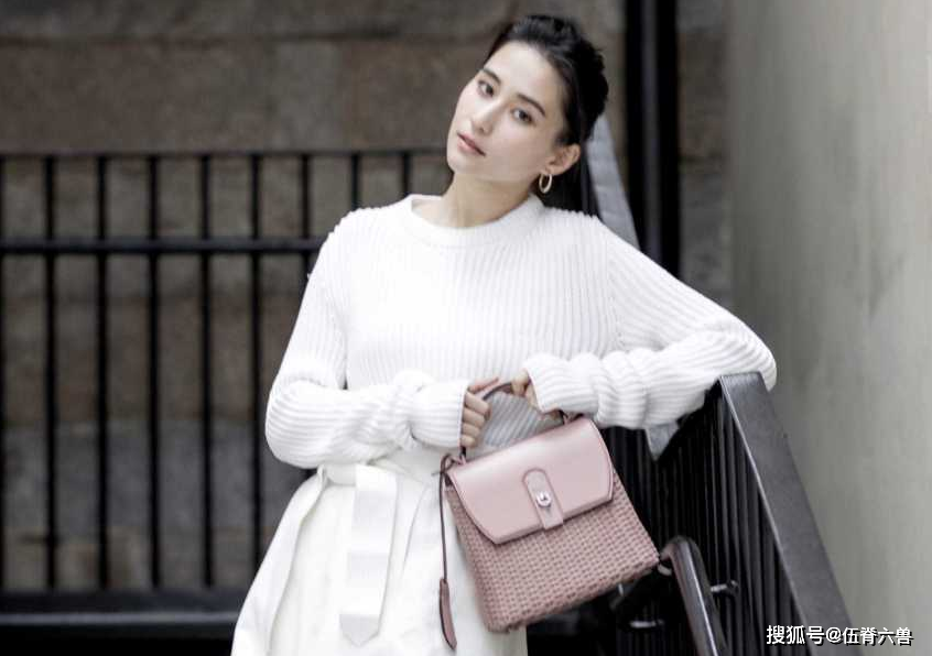 赌王儿女关系破冰？何超莲发杂志硬照，四房长