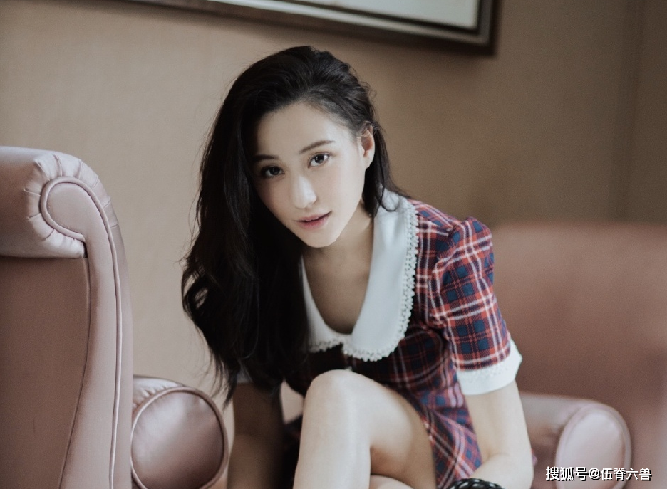 赌王儿女关系破冰？何超莲发杂志硬照，四房长