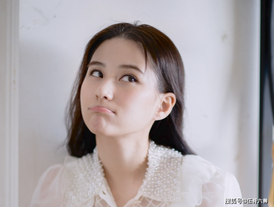 赌王儿女关系破冰？何超莲发杂志硬照，四房长