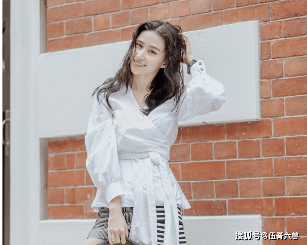 赌王儿女关系破冰？何超莲发杂志硬照，四房长