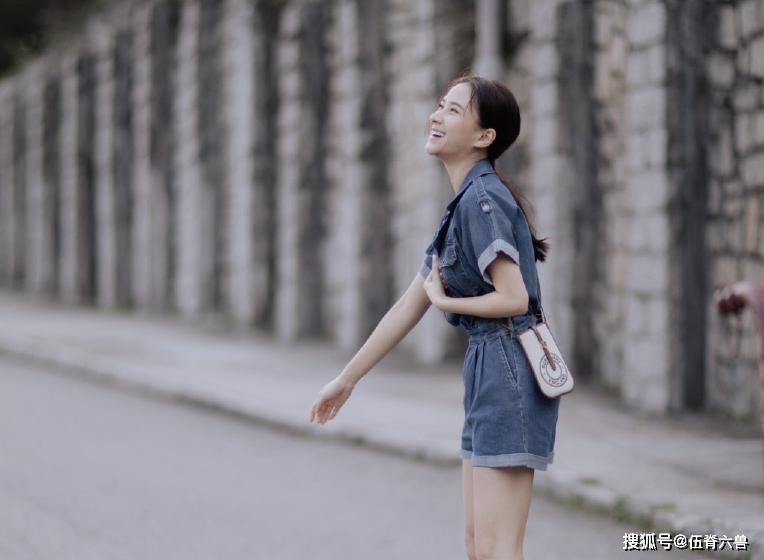 赌王儿女关系破冰？何超莲发杂志硬照，四房长